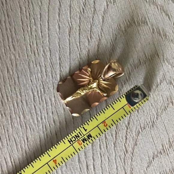 • 14k Vintage Jesus Pendant • - Picture 5 of 8